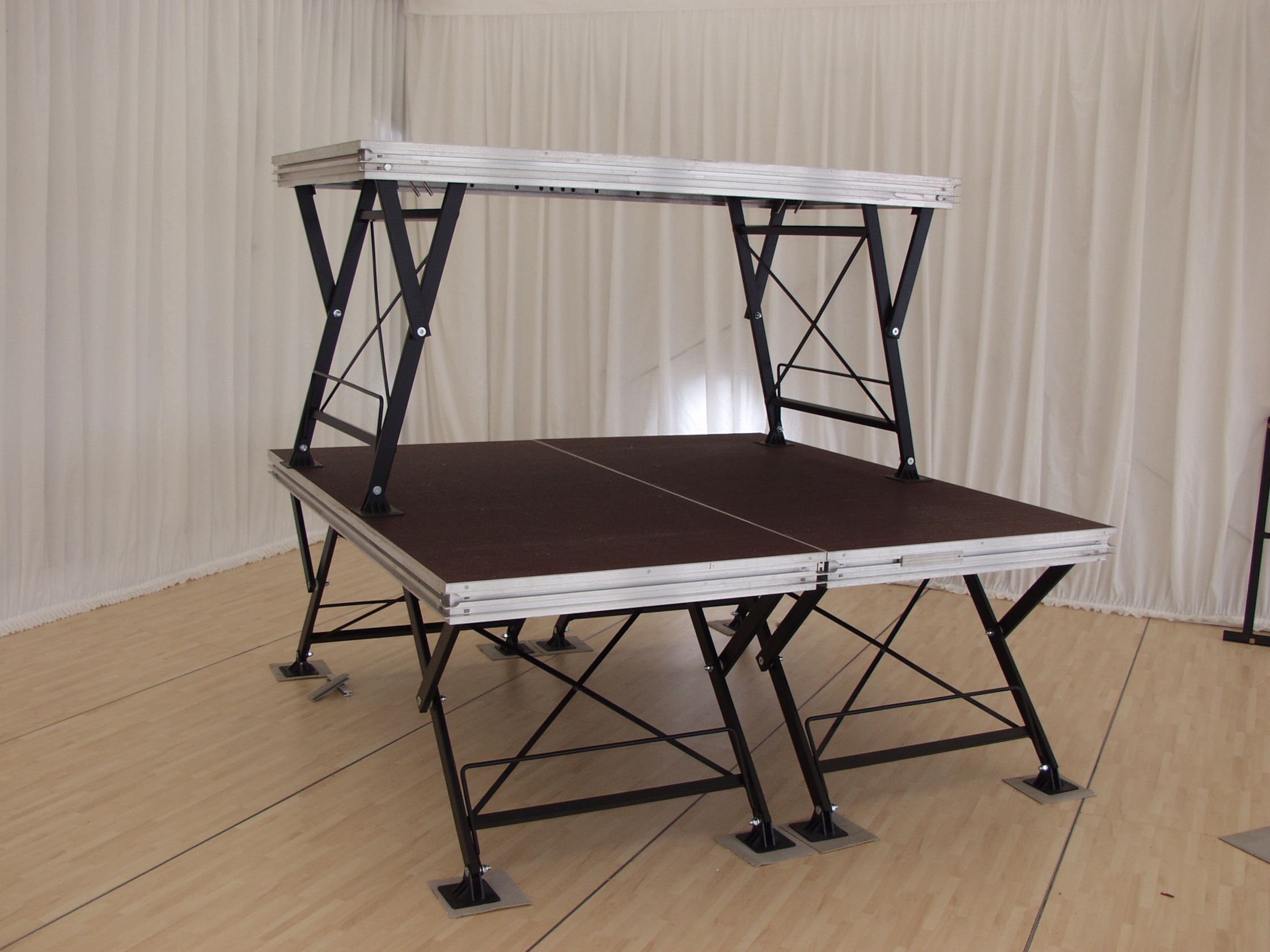 Scherenbühne 6 x 4 m - NEUWERTIG!